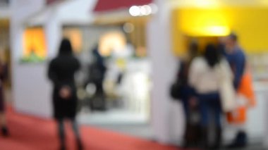 Arka plan bulanık insanlar iç