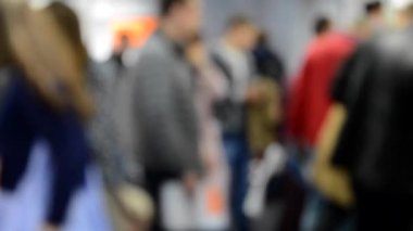 İçinde birçok kişi kalabalık arka plan bulanık