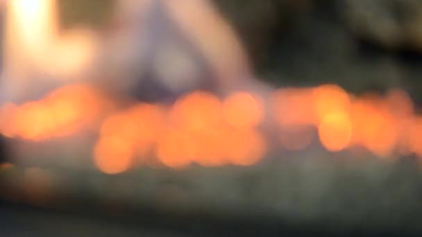 Verschwommener Hintergrund eines brennenden Kamins — Stockvideo