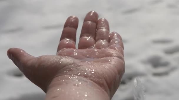 Gocce di neve sciogliersi cadono sul palmo della mano — Video Stock