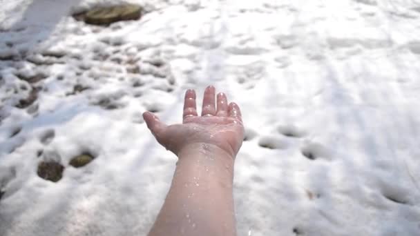 Droppar av smältande snö falla på handflatan — Stockvideo