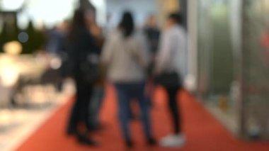 Birçok insan içeride durup konuşur.