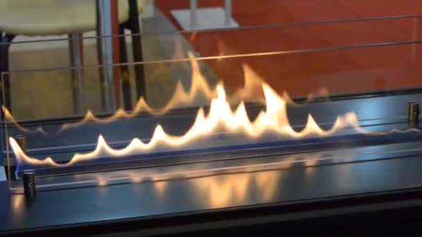 Moderne bio fireplot open haard op gas van ethanol. Smart ecologische — Stockvideo