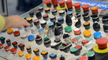 Bir kişi üzerinde kontrol paneli düğmelerini iterek Tıklanma