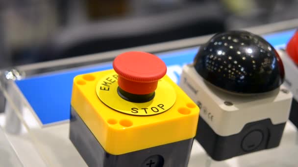 Το άτομο κάνει κλικ σε ένα δάχτυλο στο στο μεγάλο κόκκινο κουμπί διακοπής — Αρχείο Βίντεο
