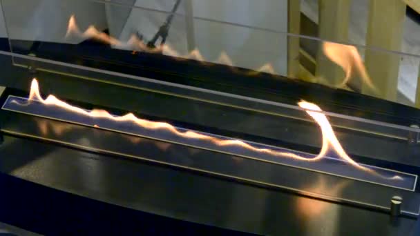 Modern bio fireplot fireplace on ethanol gas. Smart ecological alternative — Stock Video