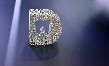 Gri bir renk soyut nesne siyah koyu yüzey üzerinde 3d yazıcısında yazdırılması