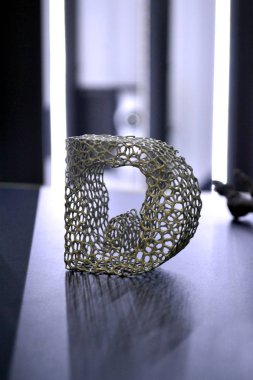 Gri bir renk soyut nesne siyah koyu yüzey üzerinde 3d yazıcısında yazdırılması