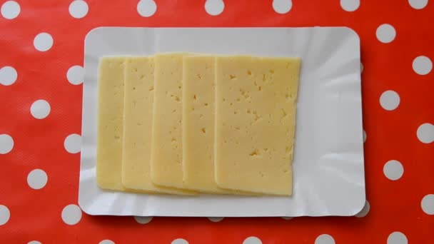 Pessoa colocando fatias de queijo. Vista superior de close-up . — Vídeo de Stock