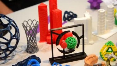 Nesneler 3D yazıcı tarafından yazdırıldı.