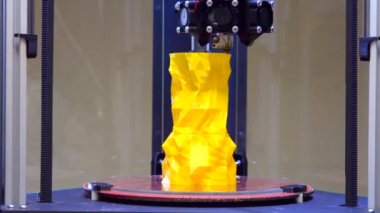 3D yazdırma yazıcı parlak sarı modeli yakın çekim.