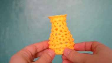 Kişinin elinde tutan ve 3d printerlere harcama maddeler üzerinde oluşturulan nesneyi görüntülemek