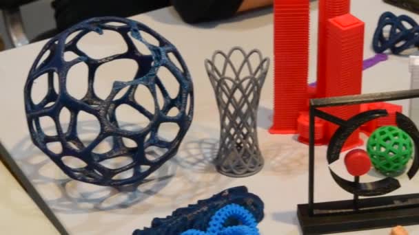 Kunststof objecten afdrukken op 3D-printer — Stockvideo