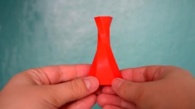 Kişinin elinde tutan ve 3d printerlere harcama maddeler üzerinde oluşturulan nesneyi görüntülemek