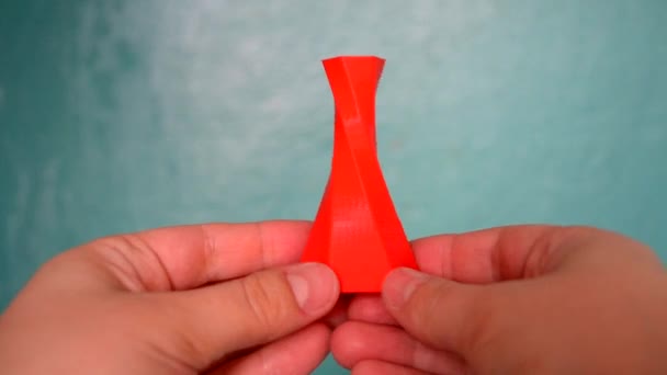 La persona sostiene sus manos y ve un objeto creado en la impresora 3D — Vídeo de stock