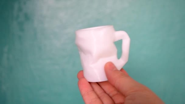 La personne tient sur ses mains et voit un objet créé sur l'imprimante 3D — Video