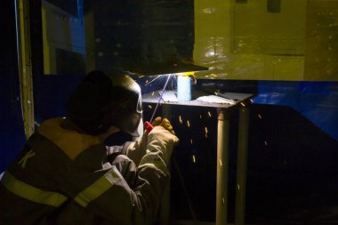 Yakın çekim kaynak işlemi.