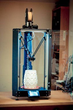 3d yazıcı ve nesne üzerine yazdırıldı