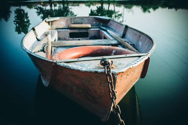 Velhos barcos rasgados e desgastados cores diferentes no cais doca — Fotografia de Stock