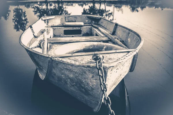 Eski vintage fotoğraf. Bir kaç eski basit tekneler ahşap iskele üzerinde — Stok fotoğraf