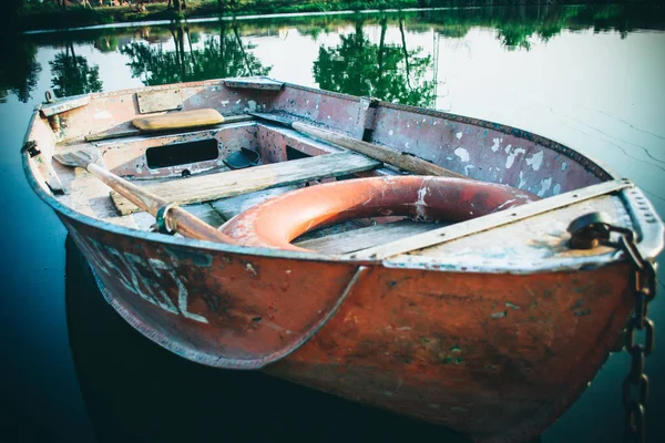 Velhos barcos rasgados e desgastados cores diferentes no cais doca — Fotografia de Stock