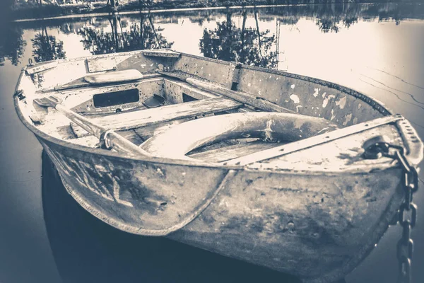 Foto antigua de época. Unos cuantos barcos viejos y sencillos en el muelle de madera — Foto de Stock