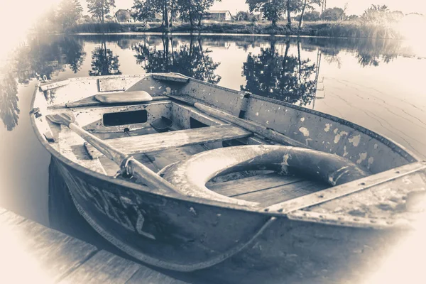 Foto antiga do vintage. Alguns velhos barcos simples no cais de madeira — Fotografia de Stock