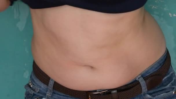 Flicka skakar sitt fett — Stockvideo
