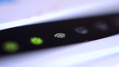 Wifi simgesi yeşil yönlendirici üzerinde yanıp söner