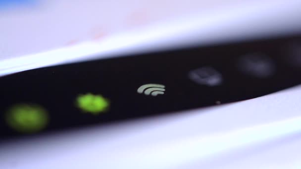 El icono wifi parpadea verde en el router — Vídeos de Stock