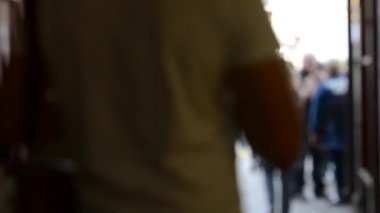 Işık dışında gelen insan siluetleri