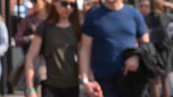 Blurred background crowd walking people sun — Stock Video