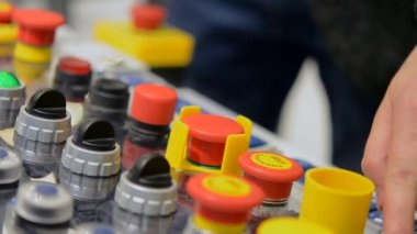 Bir kişi üzerinde kontrol paneli düğmelerini iterek Tıklanma