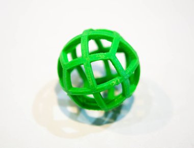 Beyaz arkaplanda 3d yazıcı tarafından yazılan soyut nesne.