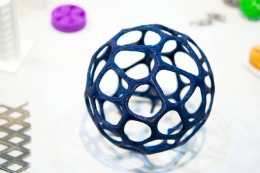 3d yazıcı tarafından yazılan soyut nesne yakın plan.