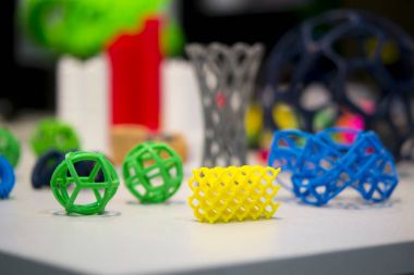 Birçok soyut model 3D yazıcı tarafından yakın plan olarak basıldı.