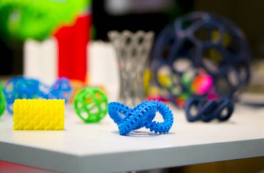 Birçok soyut model 3D yazıcı tarafından yakın plan olarak basıldı.