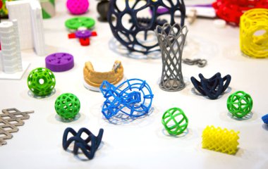 Birçok soyut model 3D yazıcı tarafından yakın plan olarak basıldı.
