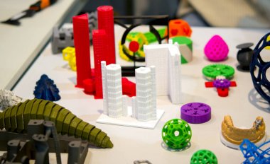 Birçok soyut model 3D yazıcı tarafından yakın plan olarak basıldı.