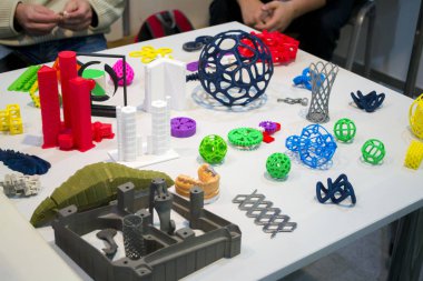 Nesneleri baskılı metal 3d yazıcı ve plastik yakın çekim yazdıran yazıcı.