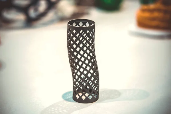 Metal 3d yazıcıya yazdırılan nesne beyaz arkaplanda izole edildi 