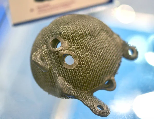 Objet imprimé sur une imprimante 3D en métal gros plan. — Photo