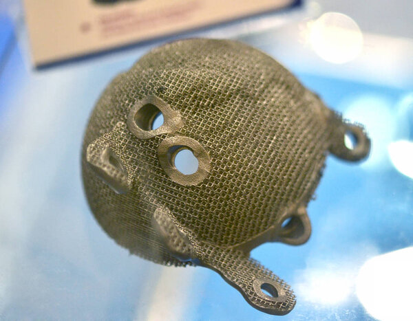 Объект, отпечатанный на металлическом 3D принтере крупным планом.