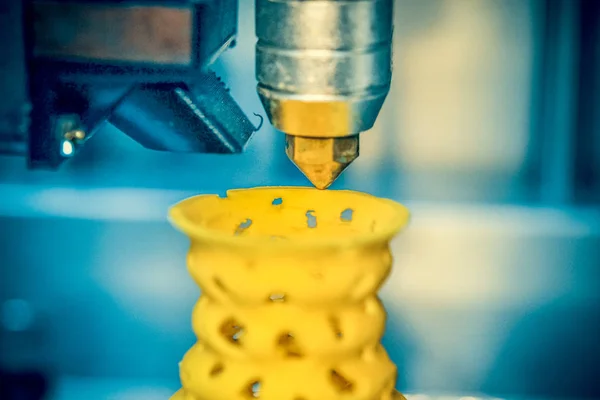 3D yazıcı Yazdırma nesnelerini formu portre sarı.