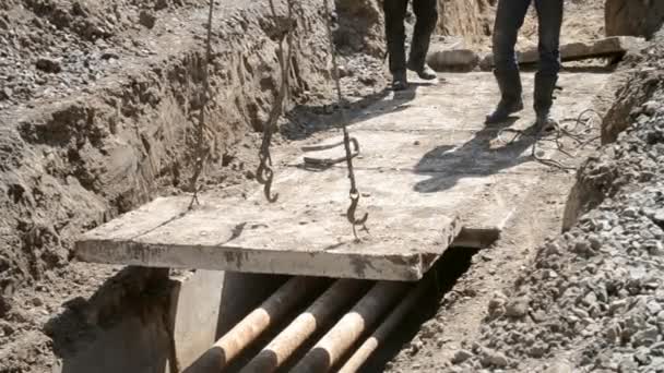 Démontage de l'ancienne centrale de chauffage. Élévation de dalles de béton — Video