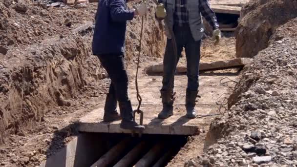 Démontage de l'ancienne centrale de chauffage. Élévation de dalles de béton — Video