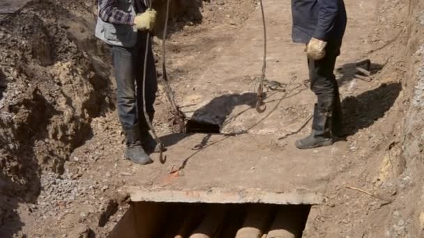 Desmontagem da antiga central de aquecimento. Levantando lajes de concreto — Vídeo de Stock