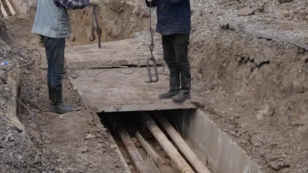 Ontmanteling van de oude verwarming belangrijkste. Verhoging betonplaten — Stockvideo