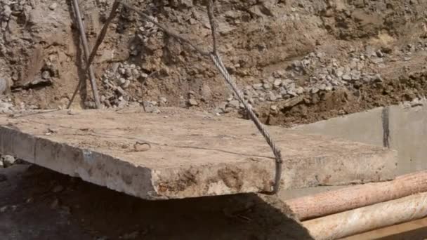 오래 된 주요 난방의 철거. 높이 콘크리트 석판 — 비디오