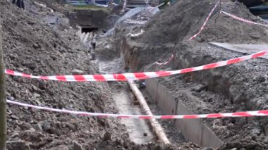 Koruyucu kırmızı beyaz kurdele veya teyp